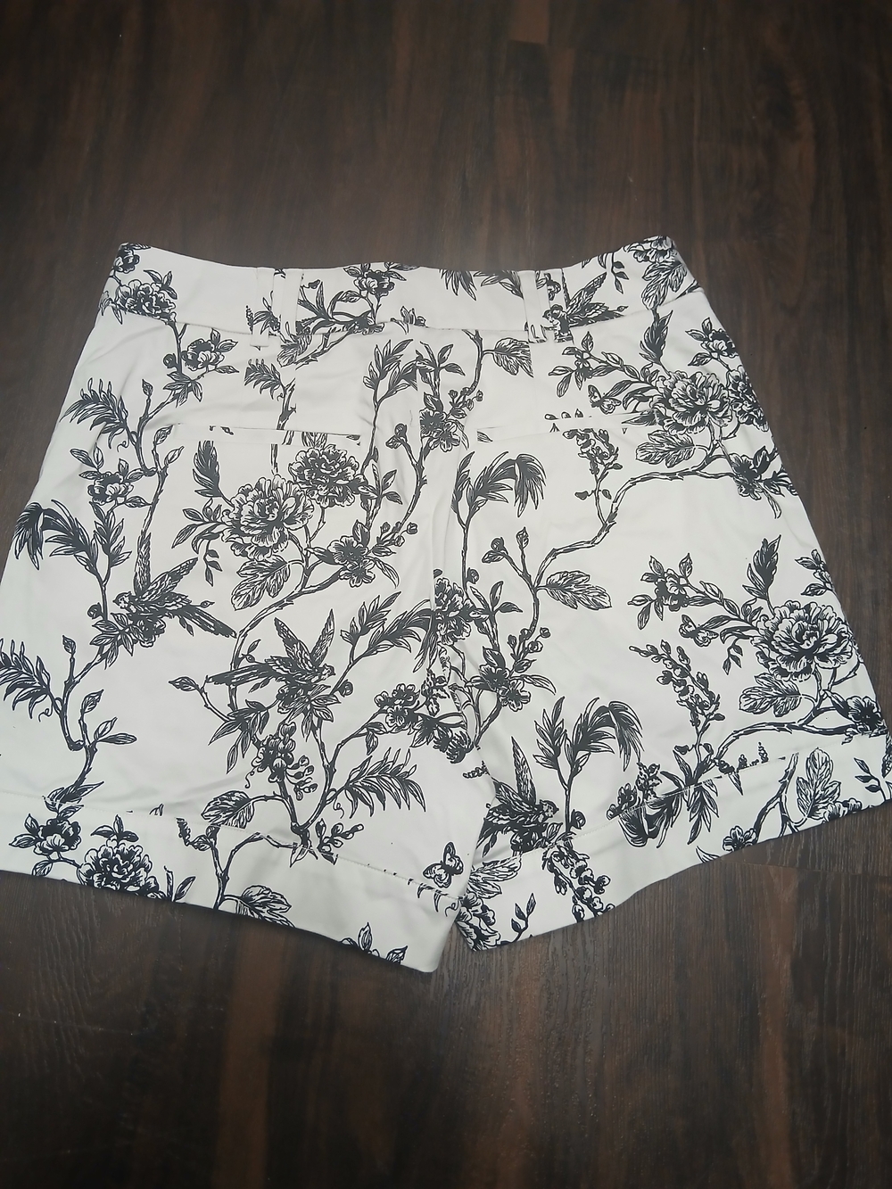 White House Black Market White and Black Floral Bermuda Shorts - Picture 5 of 7